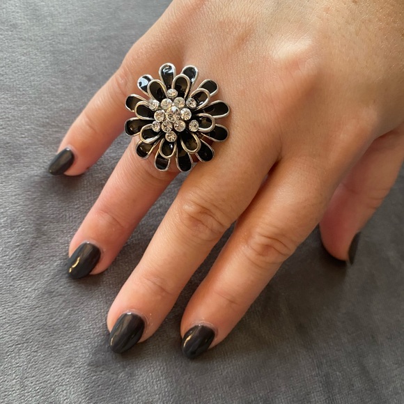 Black Floral Vintage-Inspired Ring - Picture 4 of 7